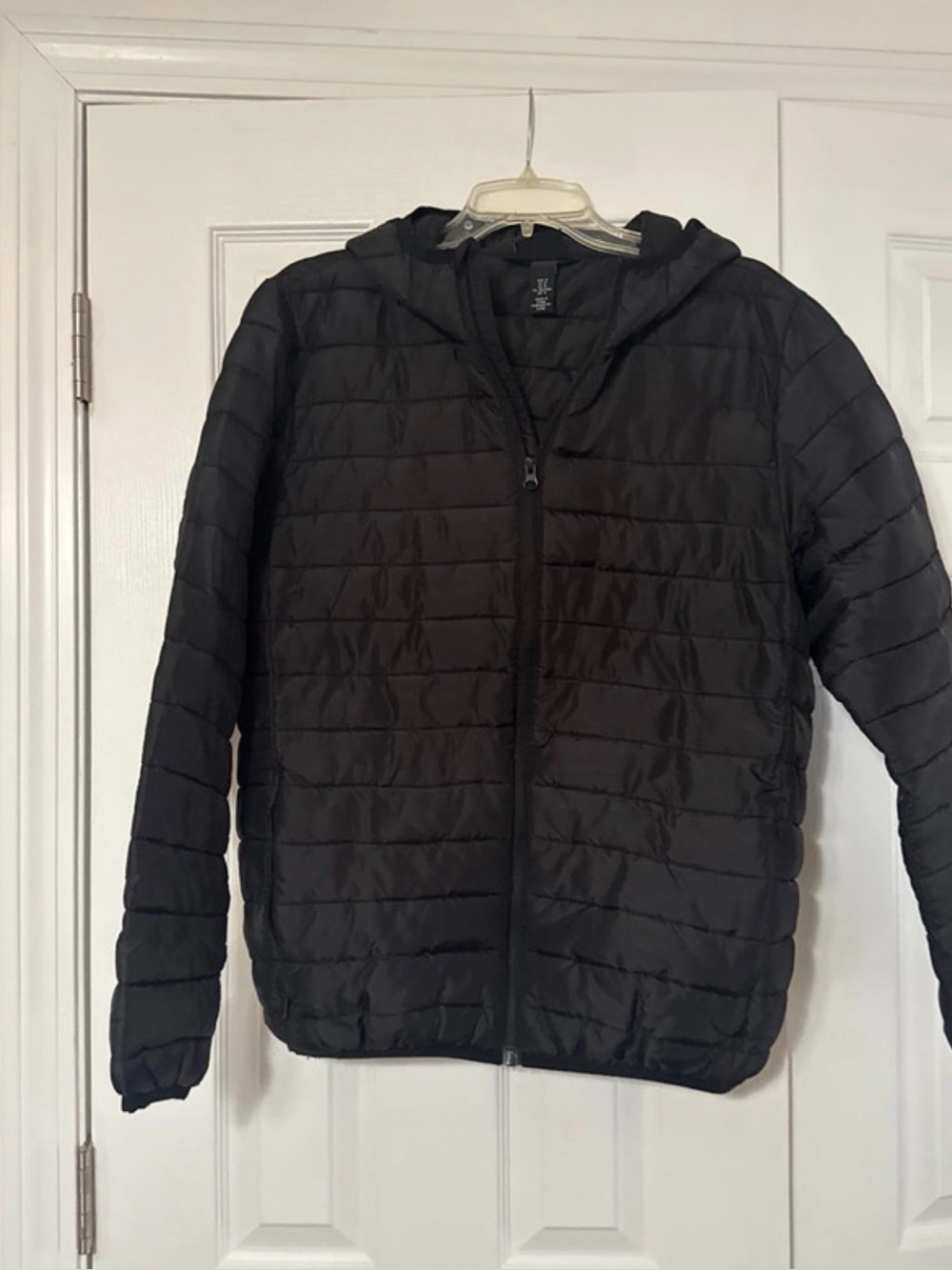 H&M Lightweight Puffer Jacket in black, Size US M.